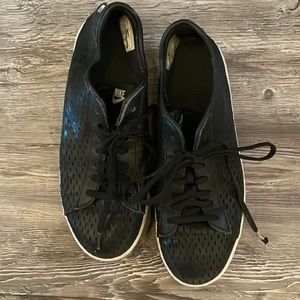 *last call!* Nike sneakers
